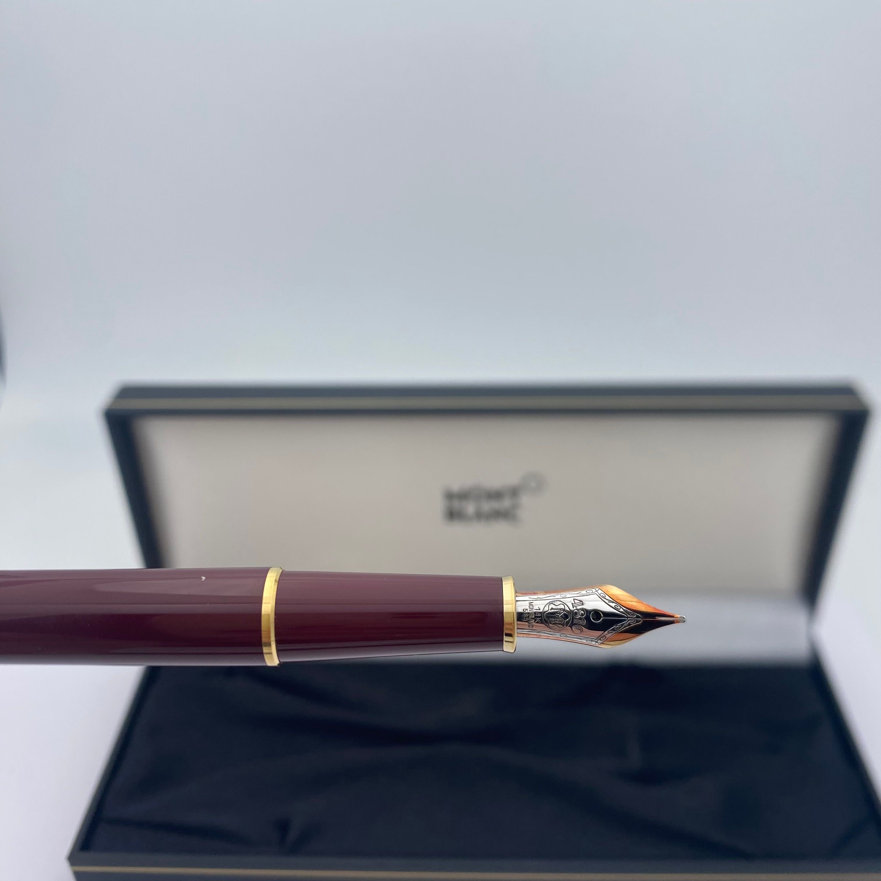 Montblanc Meisterstück Classique Penna Stilografica in Resina Pregiata Bordeaux
