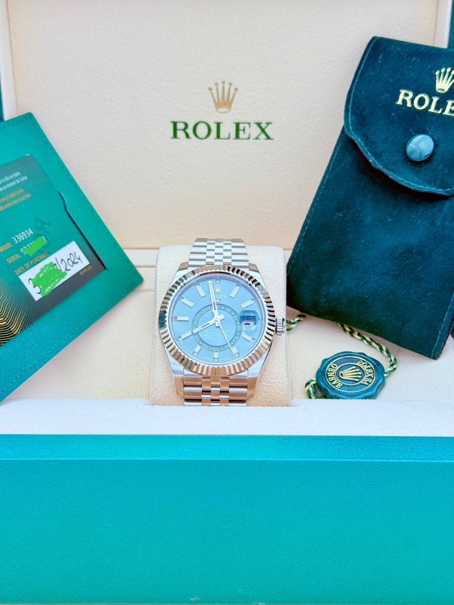 Rolex Sky-Dweller Oyster, 42 mm, Oystersteel e oro bianco con quadrante verde menta e bracciale Jubilee