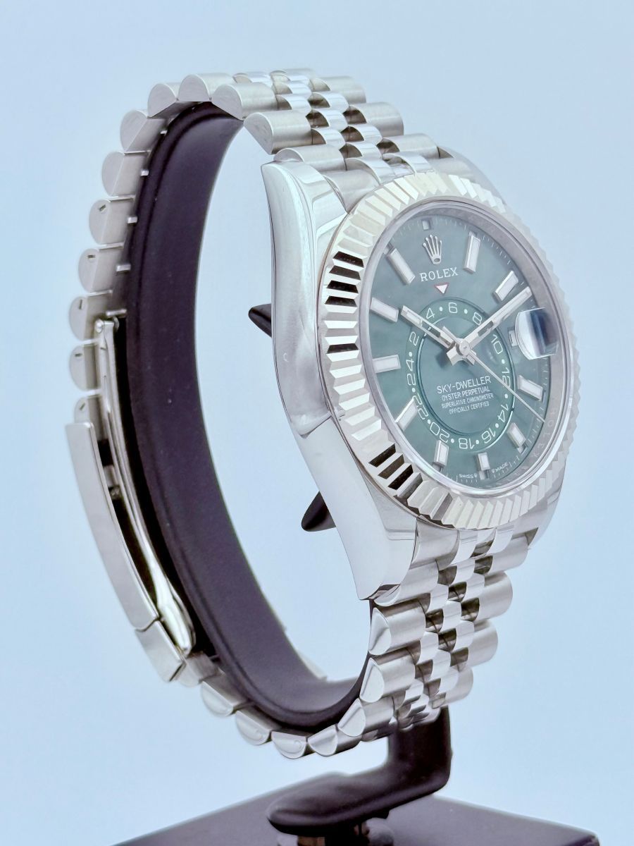 Rolex Sky-Dweller Oyster, 42 mm, Oystersteel e oro bianco con quadrante verde menta e bracciale Jubilee