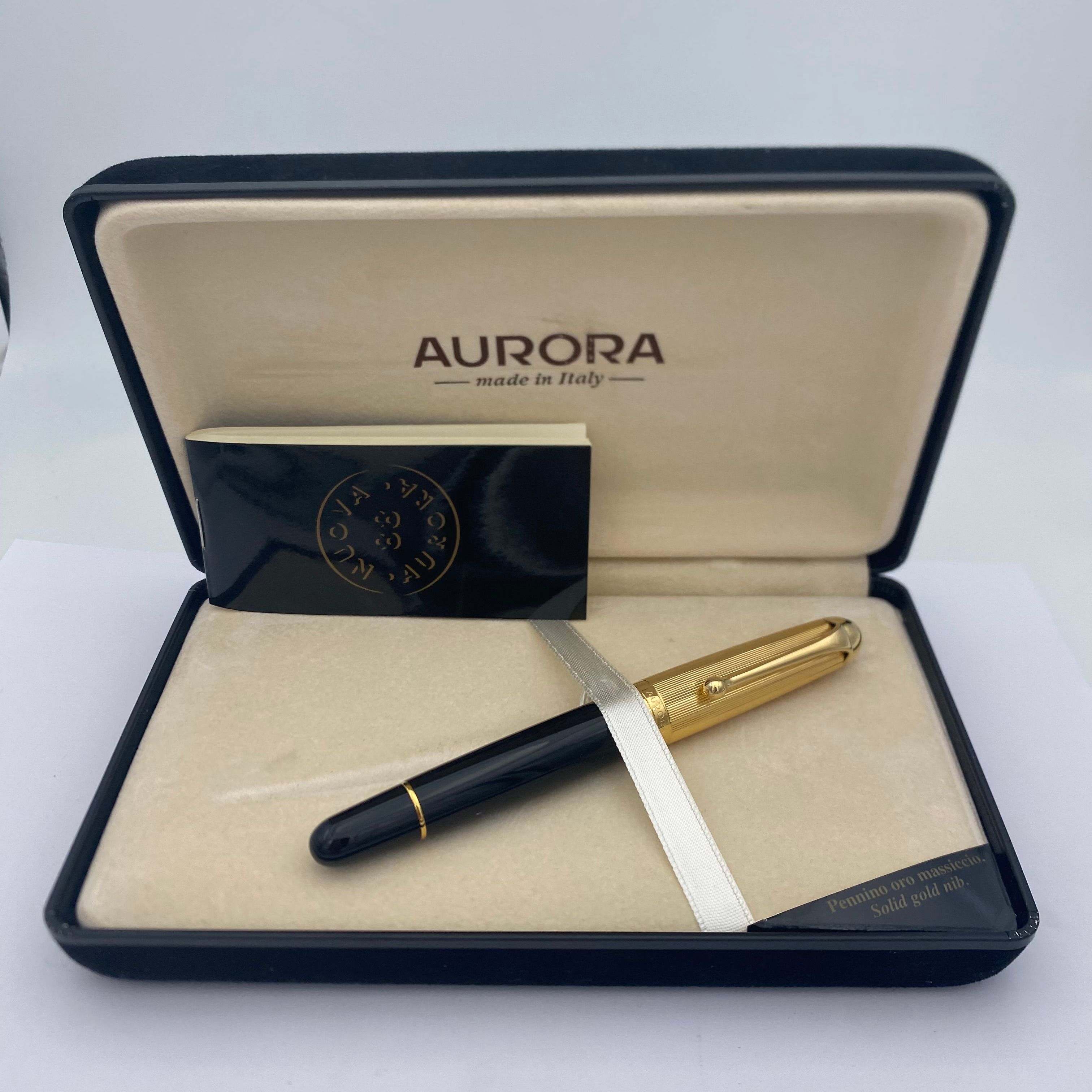 Aurora 88 Penna Stilografica Classica in Resina Nera e Finiture Dorate