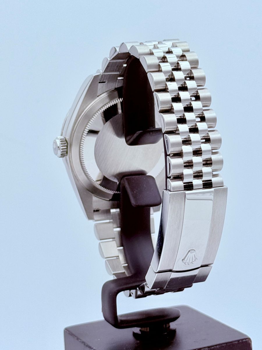Rolex Sky-Dweller Oyster, 42 mm, Oystersteel e oro bianco con quadrante verde menta e bracciale Jubilee