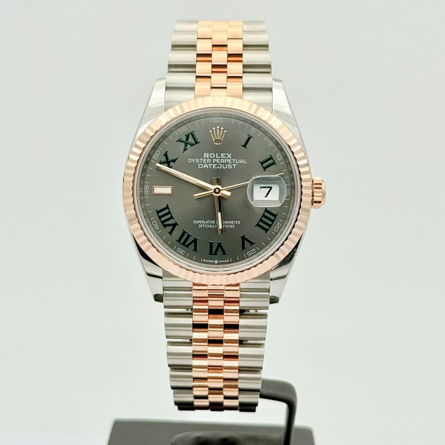 Rolex Datejust 36 Wimbledon con quadrante grigio ardesia e numeri romani verdi, in Rolesor Everose e bracciale Jubilee