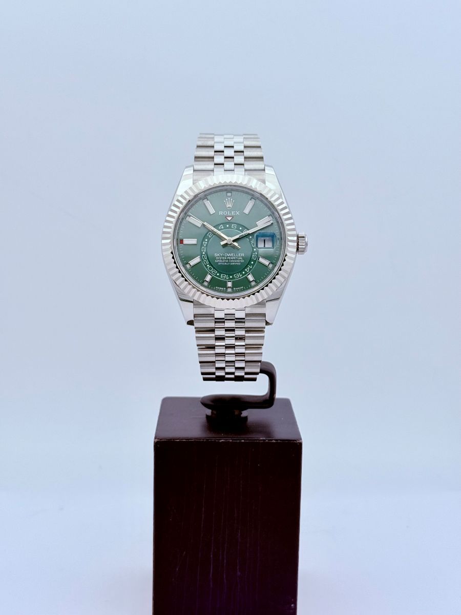 Rolex Sky-Dweller Oyster, 42 mm, Oystersteel e oro bianco con quadrante verde menta e bracciale Jubilee