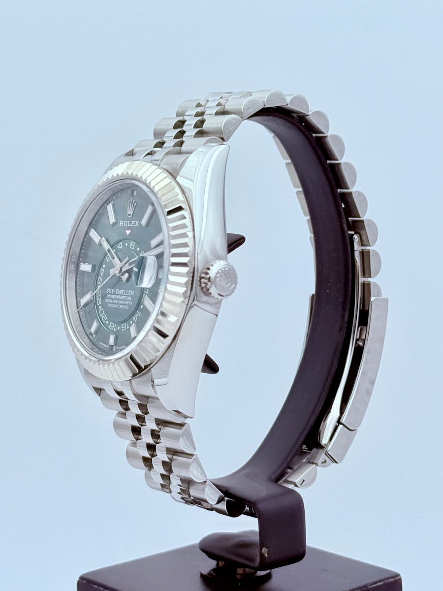 Rolex Sky-Dweller Oyster, 42 mm, Oystersteel e oro bianco con quadrante verde menta e bracciale Jubilee