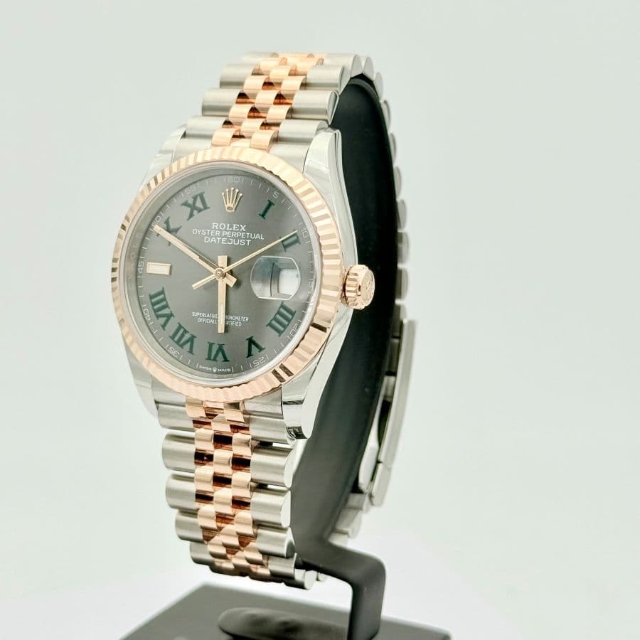 Rolex Datejust 36 Wimbledon con quadrante grigio ardesia e numeri romani verdi, in Rolesor Everose e bracciale Jubilee