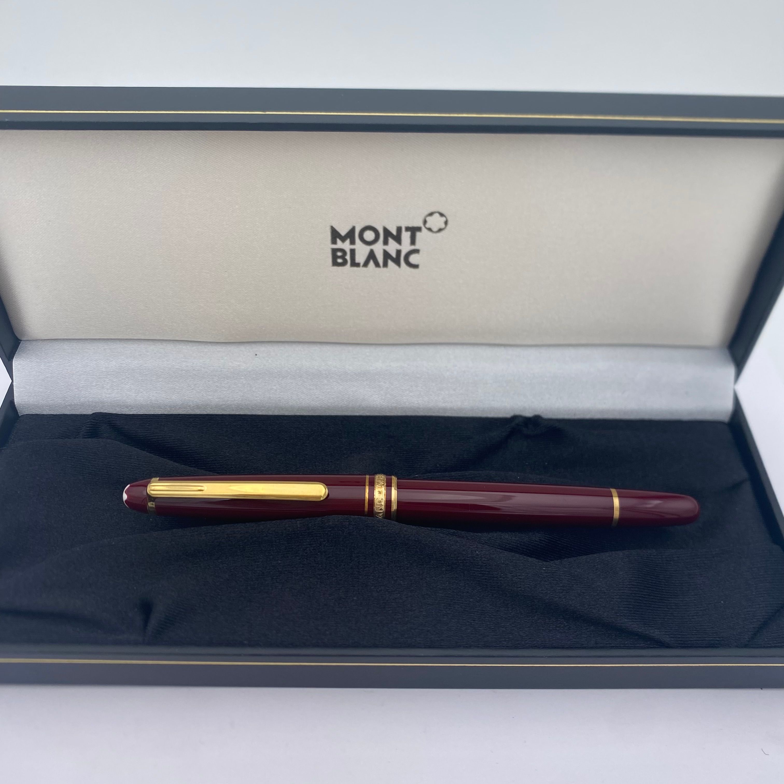 Montblanc Meisterstück Classique Penna Stilografica in Resina Pregiata Bordeaux