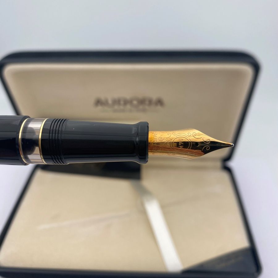 Aurora 88 Penna Stilografica Classica in Resina Nera e Finiture Dorate