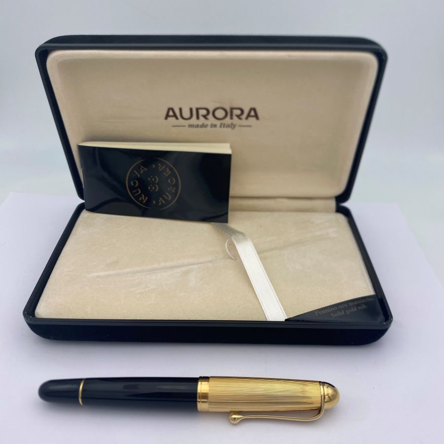 Aurora 88 Penna Stilografica Classica in Resina Nera e Finiture Dorate